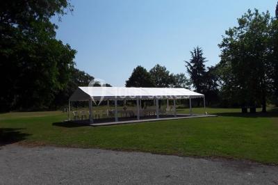 Maisons en rangée avec façades en bois, entourées d'arbres et d'espaces verts, sous un ciel dégagé.