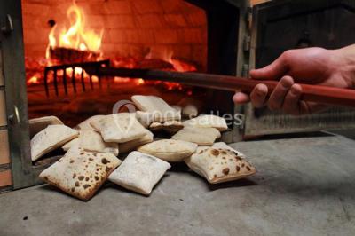 Maisons en rangée avec façades en bois, entourées d'arbres et d'espaces verts, sous un ciel dégagé.