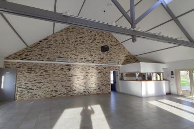 Maisons en rangée avec façades en bois, entourées d'arbres et d'espaces verts, sous un ciel dégagé.