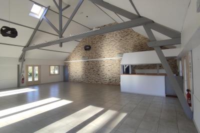 Maisons en rangée avec façades en bois, entourées d'arbres et d'espaces verts, sous un ciel dégagé.