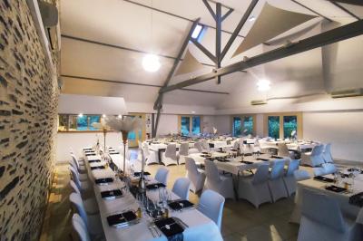 Maisons en rangée avec façades en bois, entourées d'arbres et d'espaces verts, sous un ciel dégagé.