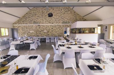 Maisons en rangée avec façades en bois, entourées d'arbres et d'espaces verts, sous un ciel dégagé.