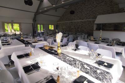 Maisons en rangée avec façades en bois, entourées d'arbres et d'espaces verts, sous un ciel dégagé.
