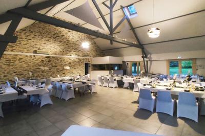 Maisons en rangée avec façades en bois, entourées d'arbres et d'espaces verts, sous un ciel dégagé.