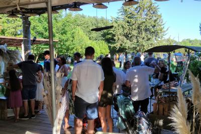 Panneau en métal rouillé indiquant ’Les Coquilloux’, avec des informations sur des gîtes, réceptions, piscine et un numéro…