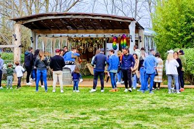 Panneau en métal rouillé indiquant ’Les Coquilloux’, avec des informations sur des gîtes, réceptions, piscine et un numéro…