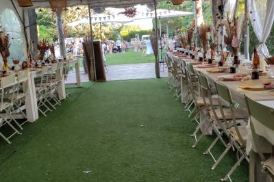 Panneau en métal rouillé indiquant ’Les Coquilloux’, avec des informations sur des gîtes, réceptions, piscine et un numéro…