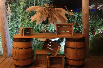 Panneau en métal rouillé indiquant ’Les Coquilloux’, avec des informations sur des gîtes, réceptions, piscine et un numéro…