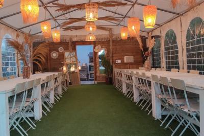 Panneau en métal rouillé indiquant ’Les Coquilloux’, avec des informations sur des gîtes, réceptions, piscine et un numéro…