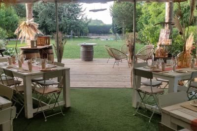 Panneau en métal rouillé indiquant ’Les Coquilloux’, avec des informations sur des gîtes, réceptions, piscine et un numéro…