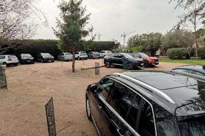 Panneau en métal rouillé indiquant ’Les Coquilloux’, avec des informations sur des gîtes, réceptions, piscine et un numéro…