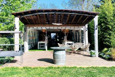 Panneau en métal rouillé indiquant ’Les Coquilloux’, avec des informations sur des gîtes, réceptions, piscine et un numéro…