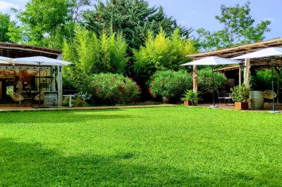 Panneau en métal rouillé indiquant ’Les Coquilloux’, avec des informations sur des gîtes, réceptions, piscine et un numéro…