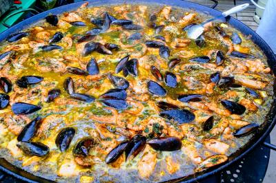 Panneau en métal rouillé indiquant ’Les Coquilloux’, avec des informations sur des gîtes, réceptions, piscine et un numéro…