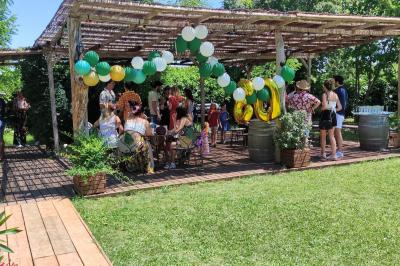 Panneau en métal rouillé indiquant ’Les Coquilloux’, avec des informations sur des gîtes, réceptions, piscine et un numéro…