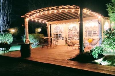 Panneau en métal rouillé indiquant ’Les Coquilloux’, avec des informations sur des gîtes, réceptions, piscine et un numéro…