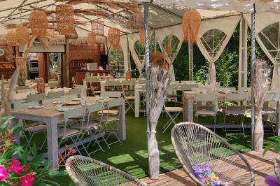 Panneau en métal rouillé indiquant ’Les Coquilloux’, avec des informations sur des gîtes, réceptions, piscine et un numéro…