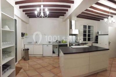 Deux lits simples avec housses rouges à pois blancs dans une chambre lumineuse décorée de touches rouges et blanches.