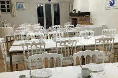 Deux lits simples avec housses rouges à pois blancs dans une chambre lumineuse décorée de touches rouges et blanches.