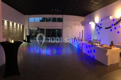 Deux lits simples avec housses rouges à pois blancs dans une chambre lumineuse décorée de touches rouges et blanches.