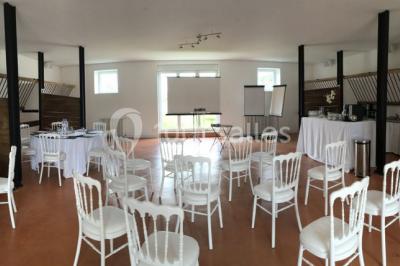 Deux lits simples avec housses rouges à pois blancs dans une chambre lumineuse décorée de touches rouges et blanches.