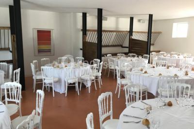 Deux lits simples avec housses rouges à pois blancs dans une chambre lumineuse décorée de touches rouges et blanches.