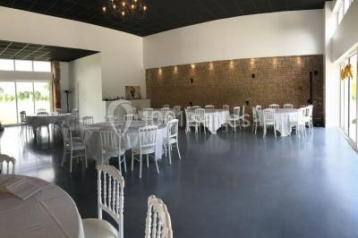 Deux lits simples avec housses rouges à pois blancs dans une chambre lumineuse décorée de touches rouges et blanches.