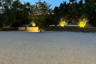 Deux lits simples avec housses rouges à pois blancs dans une chambre lumineuse décorée de touches rouges et blanches.