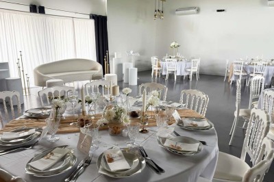 Deux lits simples avec housses rouges à pois blancs dans une chambre lumineuse décorée de touches rouges et blanches.