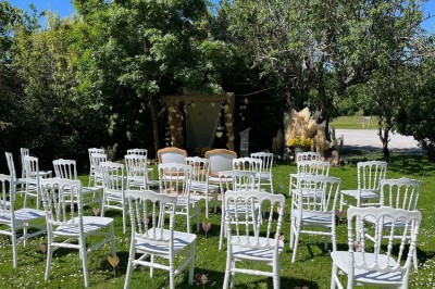 Deux lits simples avec housses rouges à pois blancs dans une chambre lumineuse décorée de touches rouges et blanches.