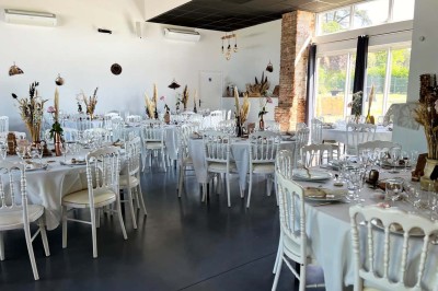 Deux lits simples avec housses rouges à pois blancs dans une chambre lumineuse décorée de touches rouges et blanches.