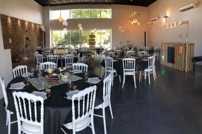 Deux lits simples avec housses rouges à pois blancs dans une chambre lumineuse décorée de touches rouges et blanches.