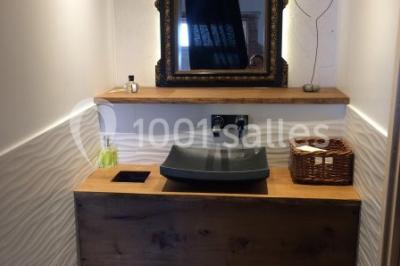 Miniature Location salle Champdieu (Loire) - Domaine de Villeroy #16 Escalier extérieur en pierre éclairé par des lumières LED, devant une maison au crépuscule avec des arbres environnants.