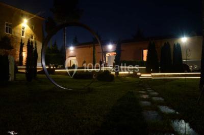 Miniature Location salle Champdieu (Loire) - Domaine de Villeroy #18 Escalier extérieur en pierre éclairé par des lumières LED, devant une maison au crépuscule avec des arbres environnants.