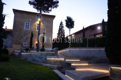 Miniature Location salle Champdieu (Loire) - Domaine de Villeroy #29 Escalier extérieur en pierre éclairé par des lumières LED, devant une maison au crépuscule avec des arbres environnants.