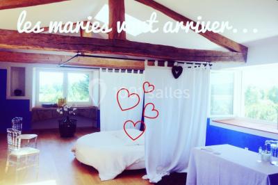 Miniature Location salle Champdieu (Loire) - Domaine de Villeroy #12 Escalier extérieur en pierre éclairé par des lumières LED, devant une maison au crépuscule avec des arbres environnants.