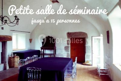 Miniature Location salle Champdieu (Loire) - Domaine de Villeroy #14 Escalier extérieur en pierre éclairé par des lumières LED, devant une maison au crépuscule avec des arbres environnants.