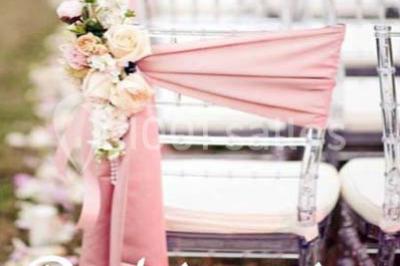 Miniature Location salle Champdieu (Loire) - Domaine de Villeroy #7 Escalier extérieur en pierre éclairé par des lumières LED, devant une maison au crépuscule avec des arbres environnants.