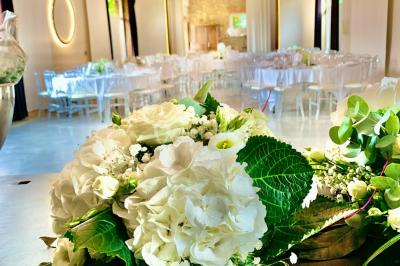 Miniature Location salle Champdieu (Loire) - Domaine de Villeroy #13 Escalier extérieur en pierre éclairé par des lumières LED, devant une maison au crépuscule avec des arbres environnants.