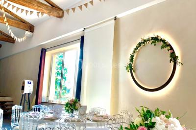 Miniature Location salle Champdieu (Loire) - Domaine de Villeroy #20 Escalier extérieur en pierre éclairé par des lumières LED, devant une maison au crépuscule avec des arbres environnants.