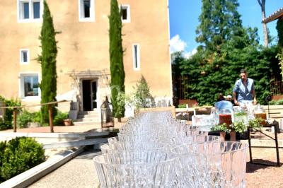 Miniature Location salle Champdieu (Loire) - Domaine de Villeroy #21 Escalier extérieur en pierre éclairé par des lumières LED, devant une maison au crépuscule avec des arbres environnants.