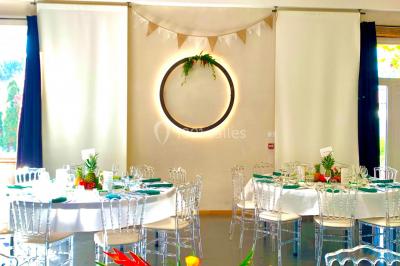 Miniature Location salle Champdieu (Loire) - Domaine de Villeroy #26 Escalier extérieur en pierre éclairé par des lumières LED, devant une maison au crépuscule avec des arbres environnants.