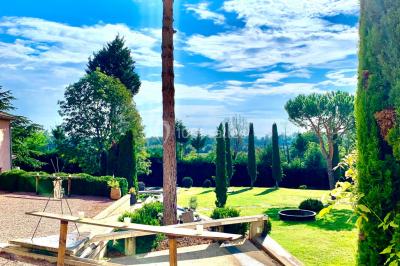 Miniature Location salle Champdieu (Loire) - Domaine de Villeroy #28 Escalier extérieur en pierre éclairé par des lumières LED, devant une maison au crépuscule avec des arbres environnants.