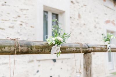 Cuisine professionnelle avec équipements en inox, plans de travail, éviers, chariots et plafond avec poutres apparentes.