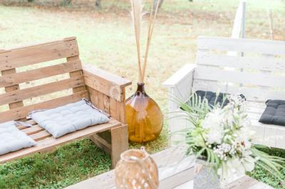 Cuisine professionnelle avec équipements en inox, plans de travail, éviers, chariots et plafond avec poutres apparentes.