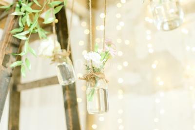 Cuisine professionnelle avec équipements en inox, plans de travail, éviers, chariots et plafond avec poutres apparentes.