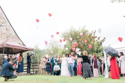 Cuisine professionnelle avec équipements en inox, plans de travail, éviers, chariots et plafond avec poutres apparentes.