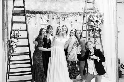 Cuisine professionnelle avec équipements en inox, plans de travail, éviers, chariots et plafond avec poutres apparentes.