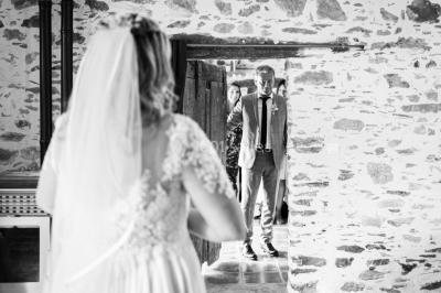 Cuisine professionnelle avec équipements en inox, plans de travail, éviers, chariots et plafond avec poutres apparentes.