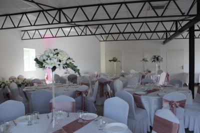 Salle de bain avec lavabo, miroir, urinoir et carrelage blanc et bleu, éclairée par une lumière naturelle.